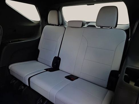 Used 2025 Chevrolet Traverse High Country FWD image 12