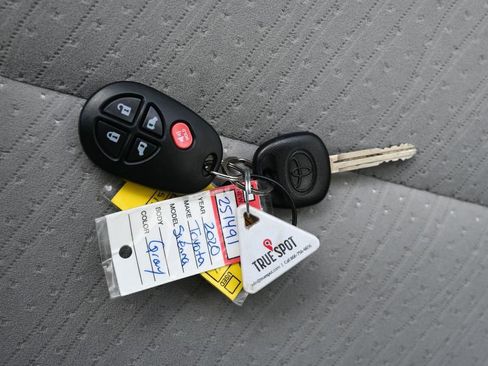 Used 2020 Toyota Sienna LE AWD/4WD image 37