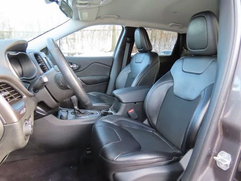 Used 2019 Jeep Cherokee Latitude Plus w/ Cold Weather Group image 15