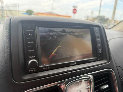 Used 2014 Chrysler Town & Country Touring FWD image 21