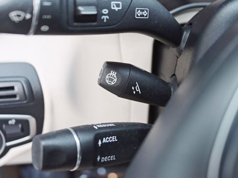 Used 2017 Mercedes-Benz GLC 300 4MATIC w/ Premium 2 Package image 17