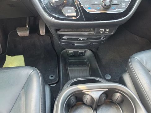Used 2018 Chrysler Pacifica Touring-L Plus w/ S Appearance Package FWD image 39