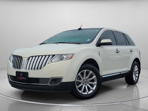 Used 2013 Lincoln MKX FWD image 2