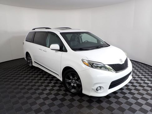 Used 2017 Toyota Sienna SE FWD image 9