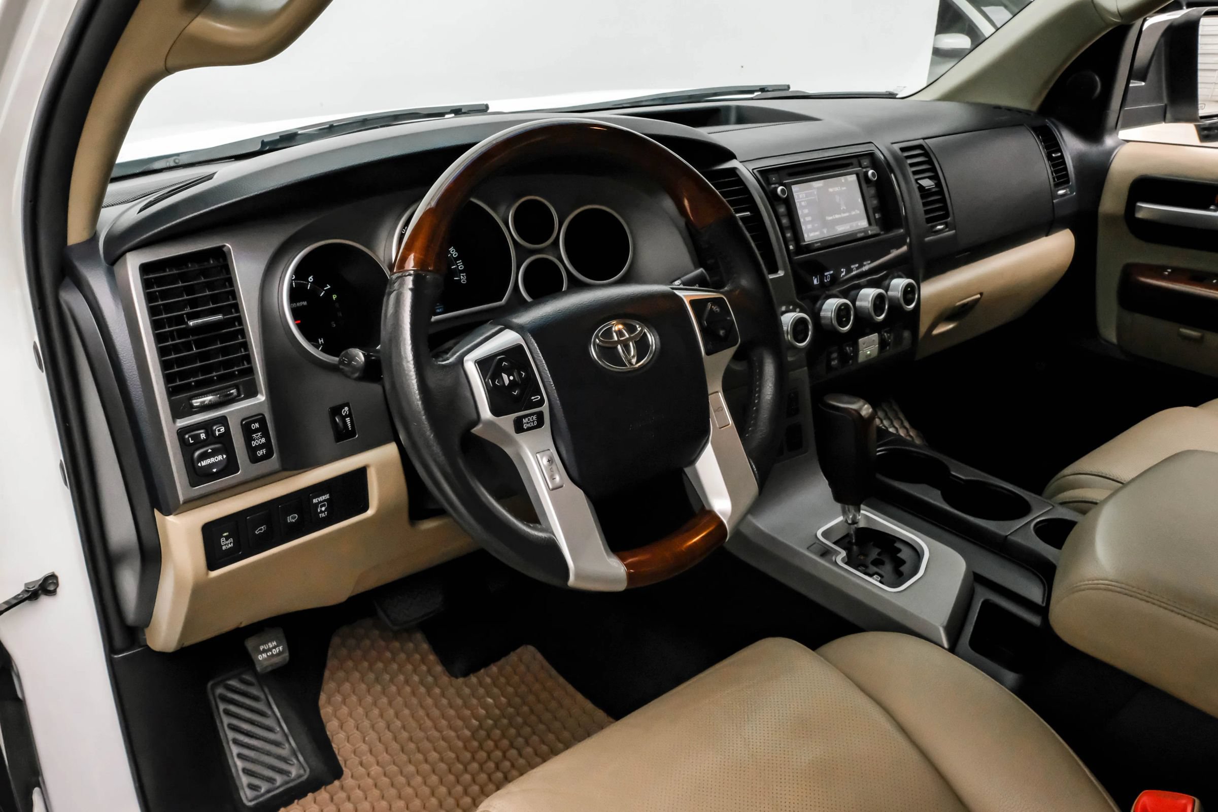 Used 2017 Toyota Sequoia Platinum AWD/4WD image 2