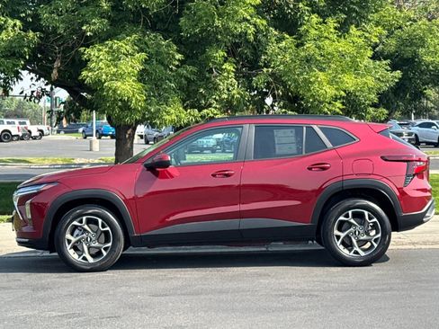 Used 2024 Chevrolet Trax LT w/ Sunroof Package FWD image 5
