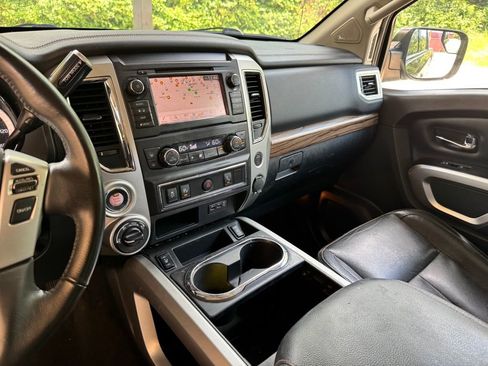 Used 2019 Nissan Titan SL image 27