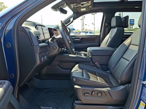 Certified 2025 Chevrolet Suburban High Country AWD/4WD image 14