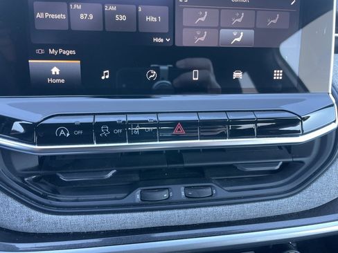 Used 2024 Jeep Compass Latitude image 11