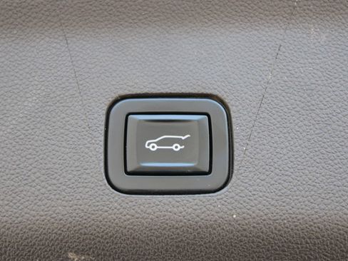 Used 2022 GMC Yukon XL SLT w/ SLT Premium Package RWD image 17