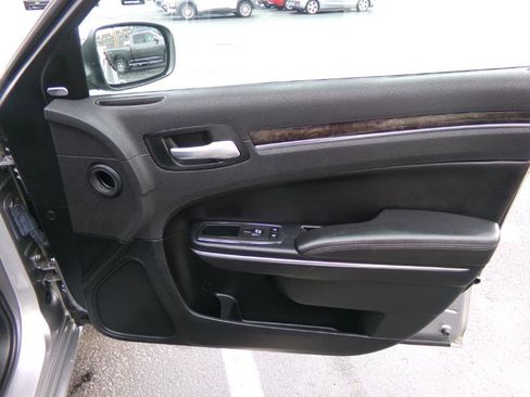 Used 2018 Chrysler 300 Limited image 34