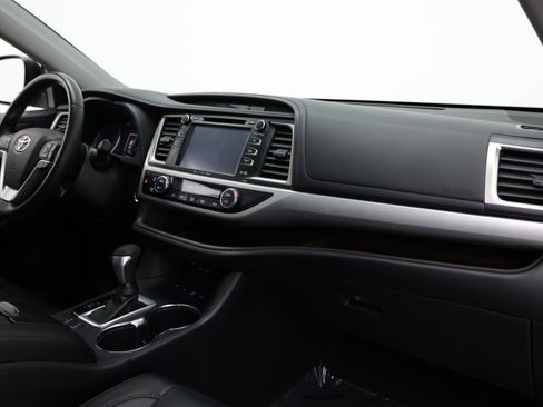 Used 2019 Toyota Highlander XLE AWD/4WD image 47