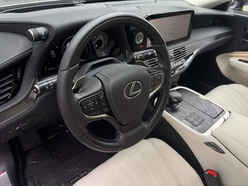 Used 2023 Lexus LS 500h AWD w/ Luxury Package image 31