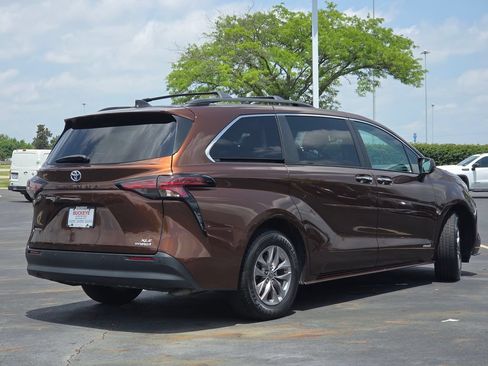 Used 2021 Toyota Sienna XLE FWD image 27