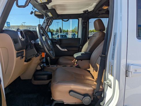 Used 2016 Jeep Wrangler Unlimited Rubicon w/ Connectivity Group AWD/4WD image 11