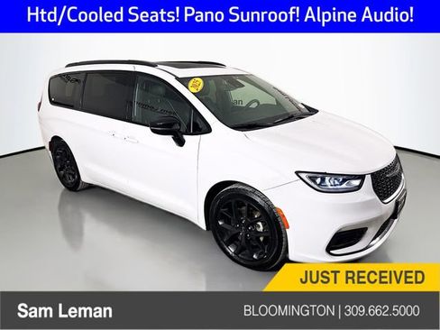 Used 2025 Chrysler Pacifica Limited image 1