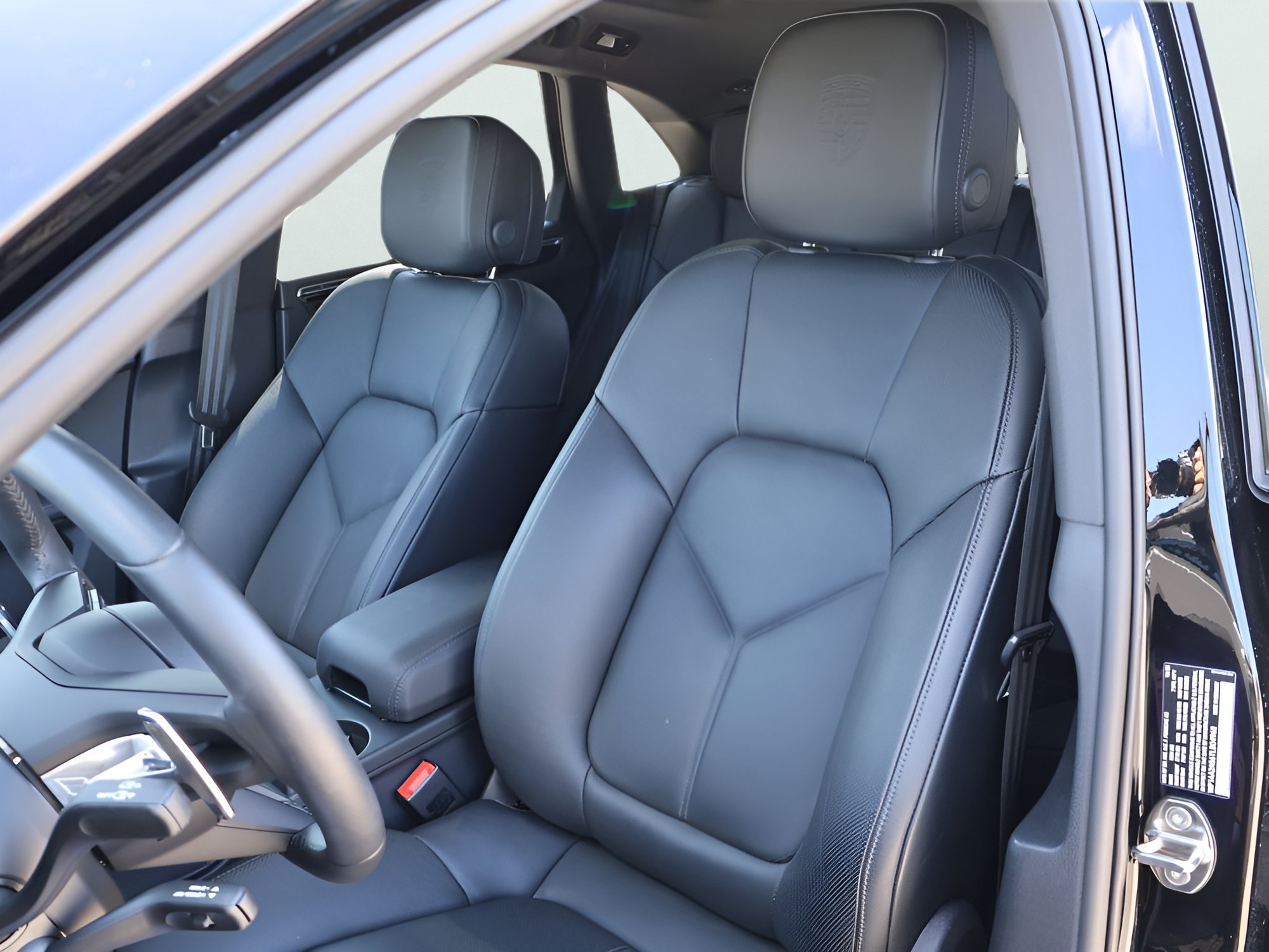 Certified 2026 Porsche Macan AWD/4WD image 5