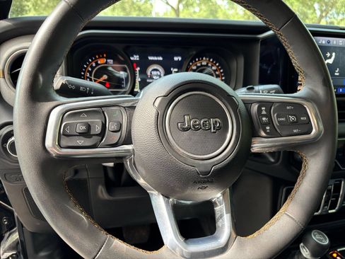 Used 2025 Jeep Wrangler Unlimited Sahara AWD/4WD image 27