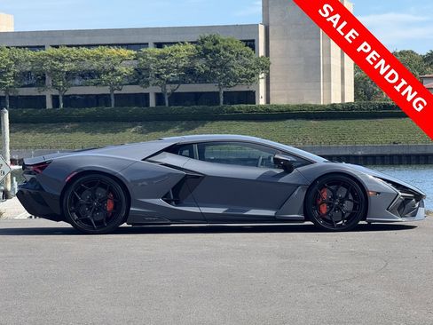 Used 2024 Lamborghini Revuelto image 3