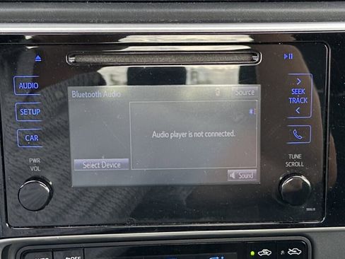 Used 2017 Toyota Corolla LE image 12