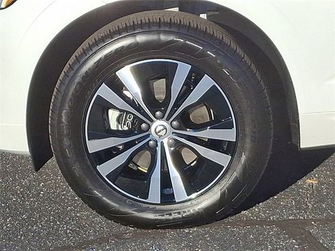 Used 2025 Volvo XC60 B5 Core image 8