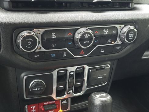 Used 2024 Jeep Wrangler Unlimited AWD/4WD image 19