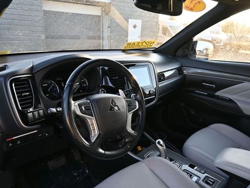 Used 2022 Mitsubishi Outlander 4WD Plug-In Hybrid image 21