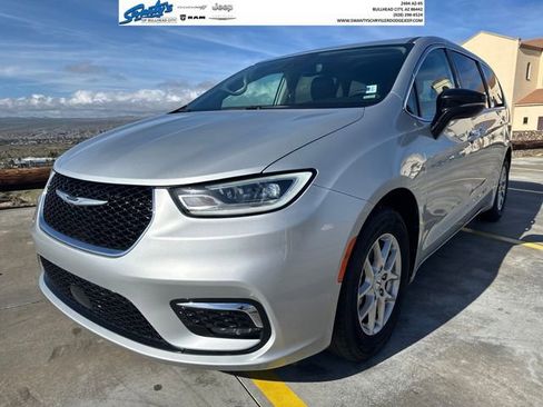 Used 2024 Chrysler Pacifica Touring-L image 1