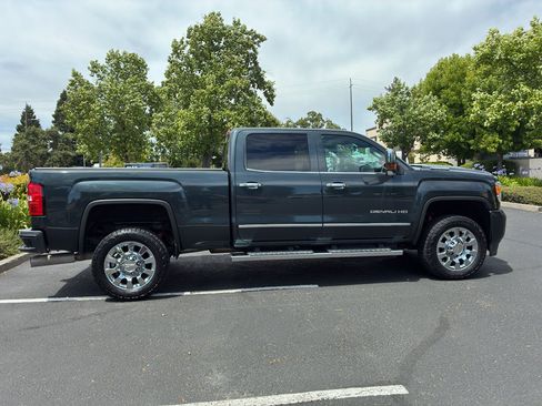 Used 2018 GMC Sierra 2500 Denali w/ Duramax Plus Package AWD/4WD image 11