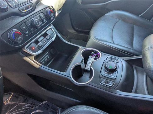 Used 2023 GMC Terrain SLT image 16