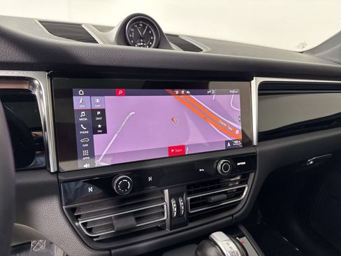 Certified 2024 Porsche Macan w/ Premium Plus Package AWD/4WD image 26