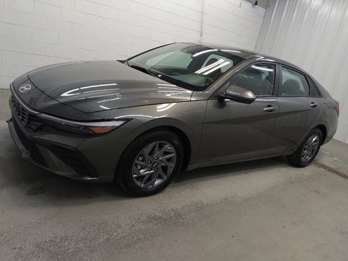 Used 2024 Hyundai Elantra SEL FWD image 2