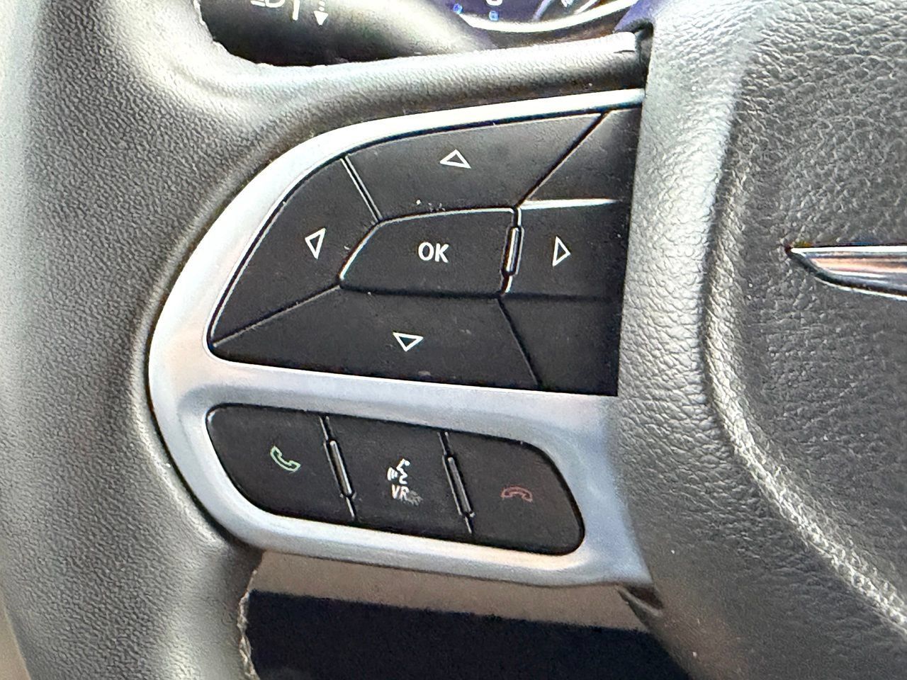 Used 2023 Chrysler Pacifica Limited FWD image 17