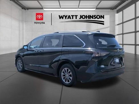 Used 2024 Toyota Sienna XLE FWD image 3