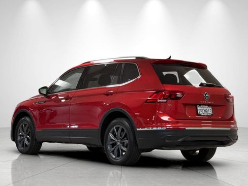 Used 2023 Volkswagen Tiguan SE w/ Panoramic Sunroof Package FWD image 3