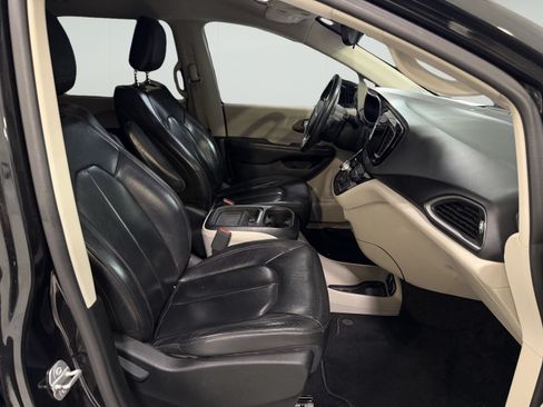 Used 2017 Chrysler Pacifica Touring-L FWD image 13