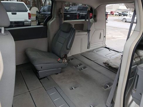Used 2010 Chrysler Town & Country Touring image 10