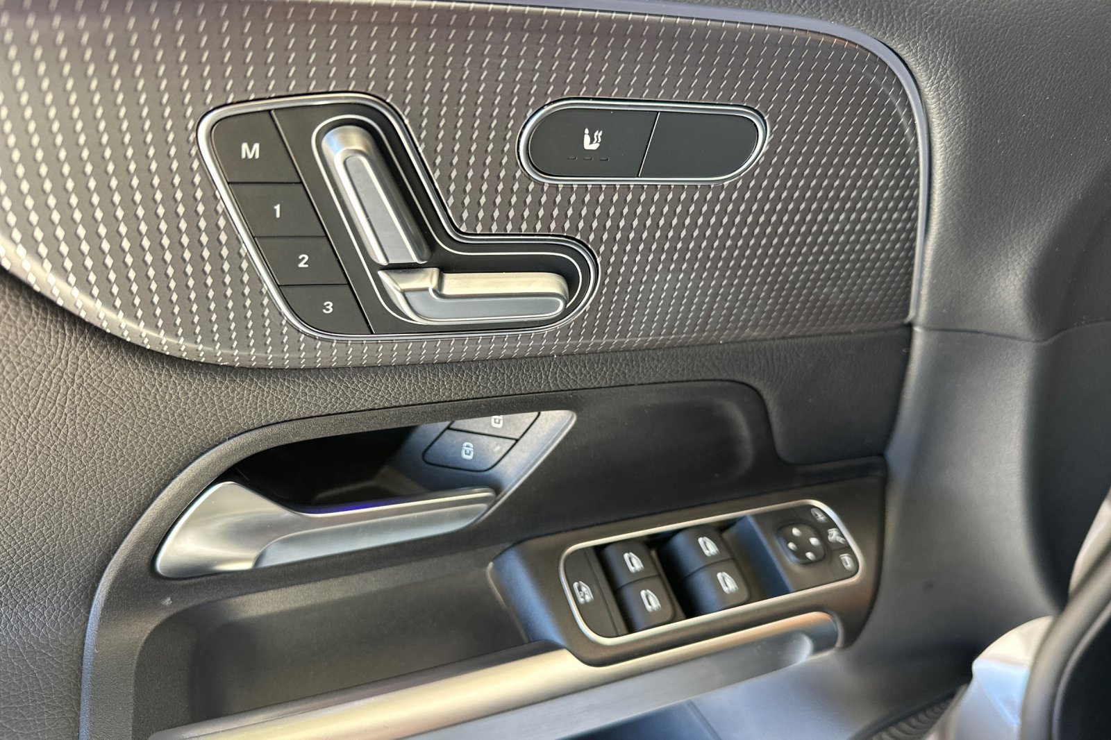 Used 2022 Mercedes-Benz GLB 250 4MATIC image 11