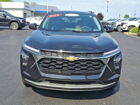 Used 2024 Chevrolet Trax LT FWD image 2