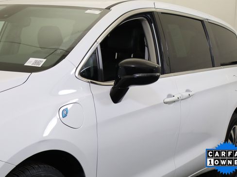 Used 2024 Chrysler Pacifica Select image 12