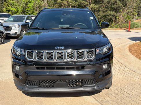 Used 2025 Jeep Compass Latitude image 3