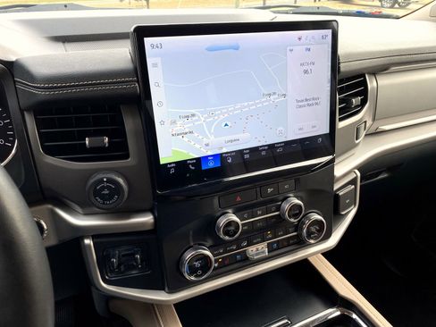 Used 2022 Ford Expedition XLT image 16