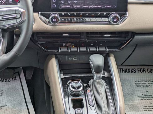 Used 2025 GMC Canyon Denali image 18