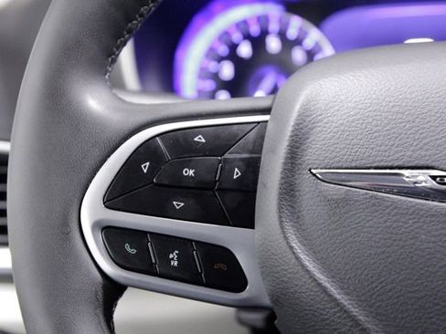 Used 2024 Chrysler Pacifica Touring-L image 28