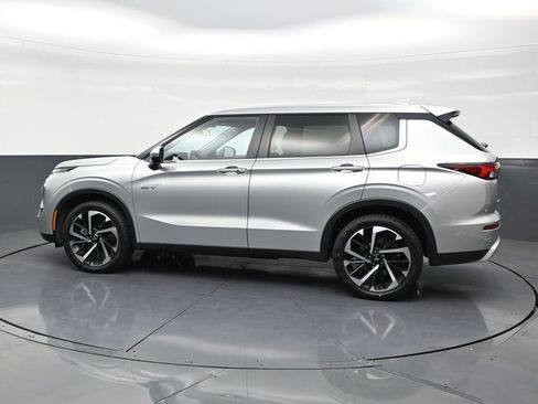 Used 2025 Mitsubishi Outlander SE AWD/4WD image 2