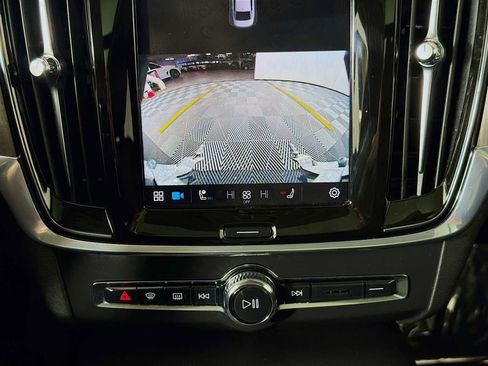 Used 2022 Volvo S90 B6 Inscription w/ Advanced Package image 16