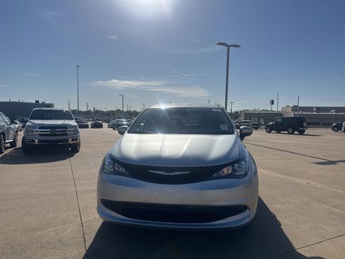 Used 2023 Chrysler Voyager LX image 4