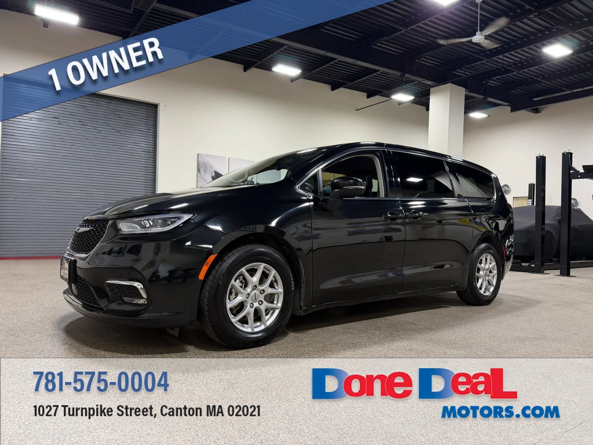 Used 2023 Chrysler Pacifica Touring-L FWD image 1