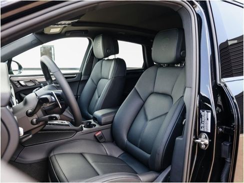 Certified 2025 Porsche Macan image 5