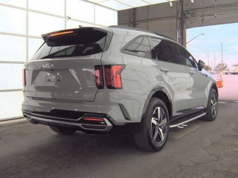 Used 2022 Kia Sorento EX w/ Panoramic Sunroof Package image 3